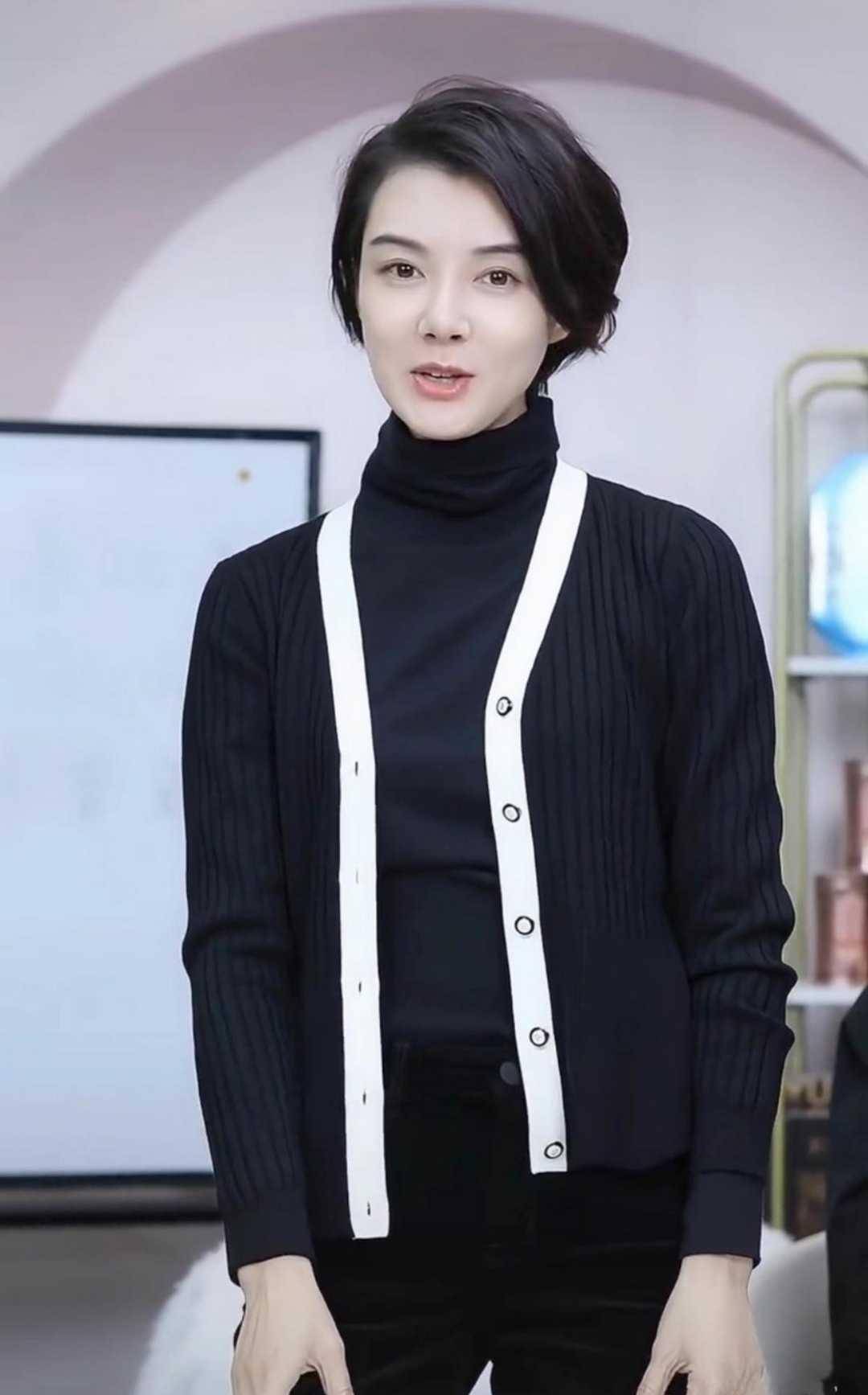 车晓越来越漂亮,穿黑色针织开衫优雅大气,骨子里的高级感_款式_西装