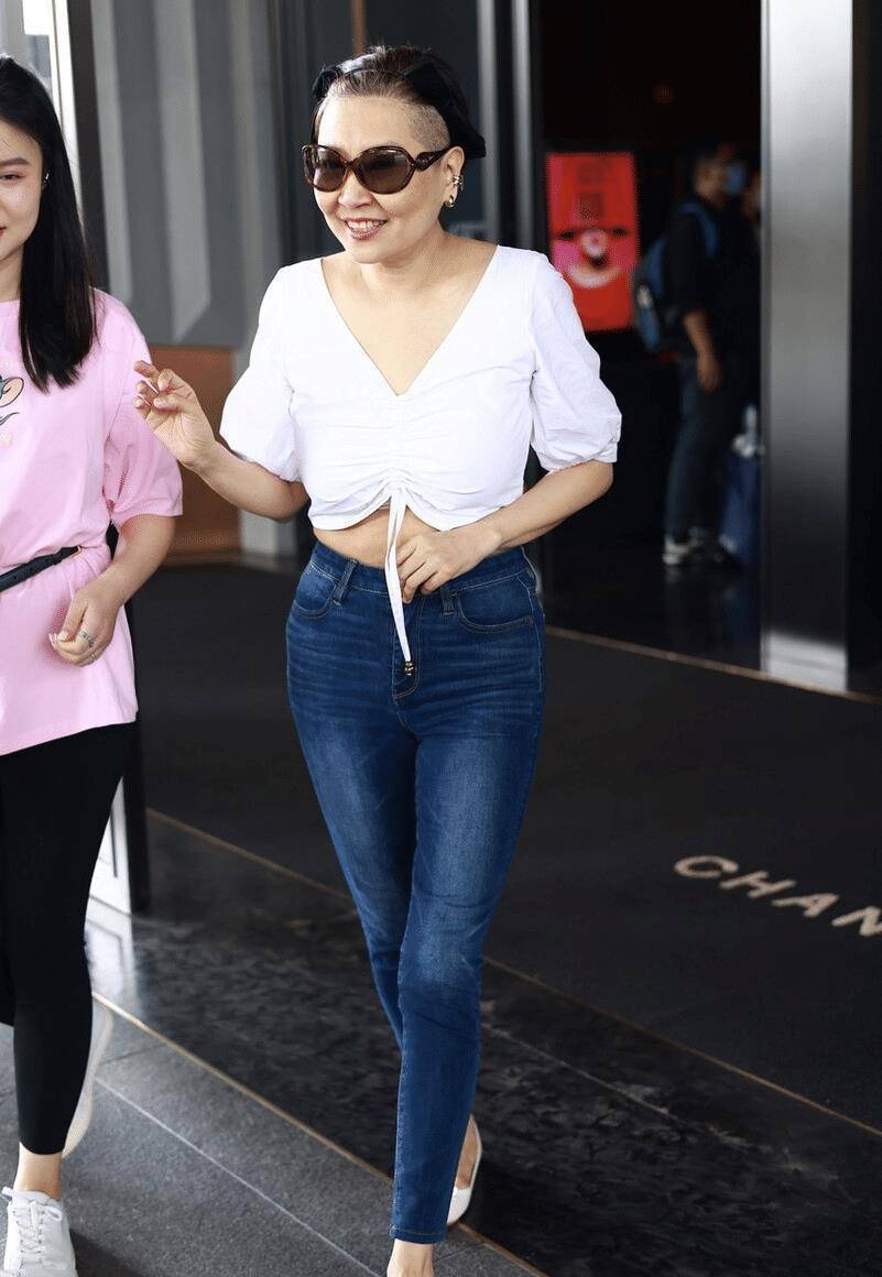 张蔷换发型差点认不出,穿露脐装配牛仔裤时髦洋气,年轻10岁_身材