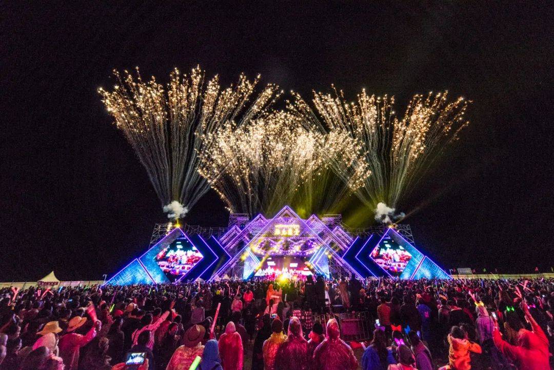 以音乐之名,结两地之缘普吉岛雅克国际海滩音乐节,红原与普吉岛开启