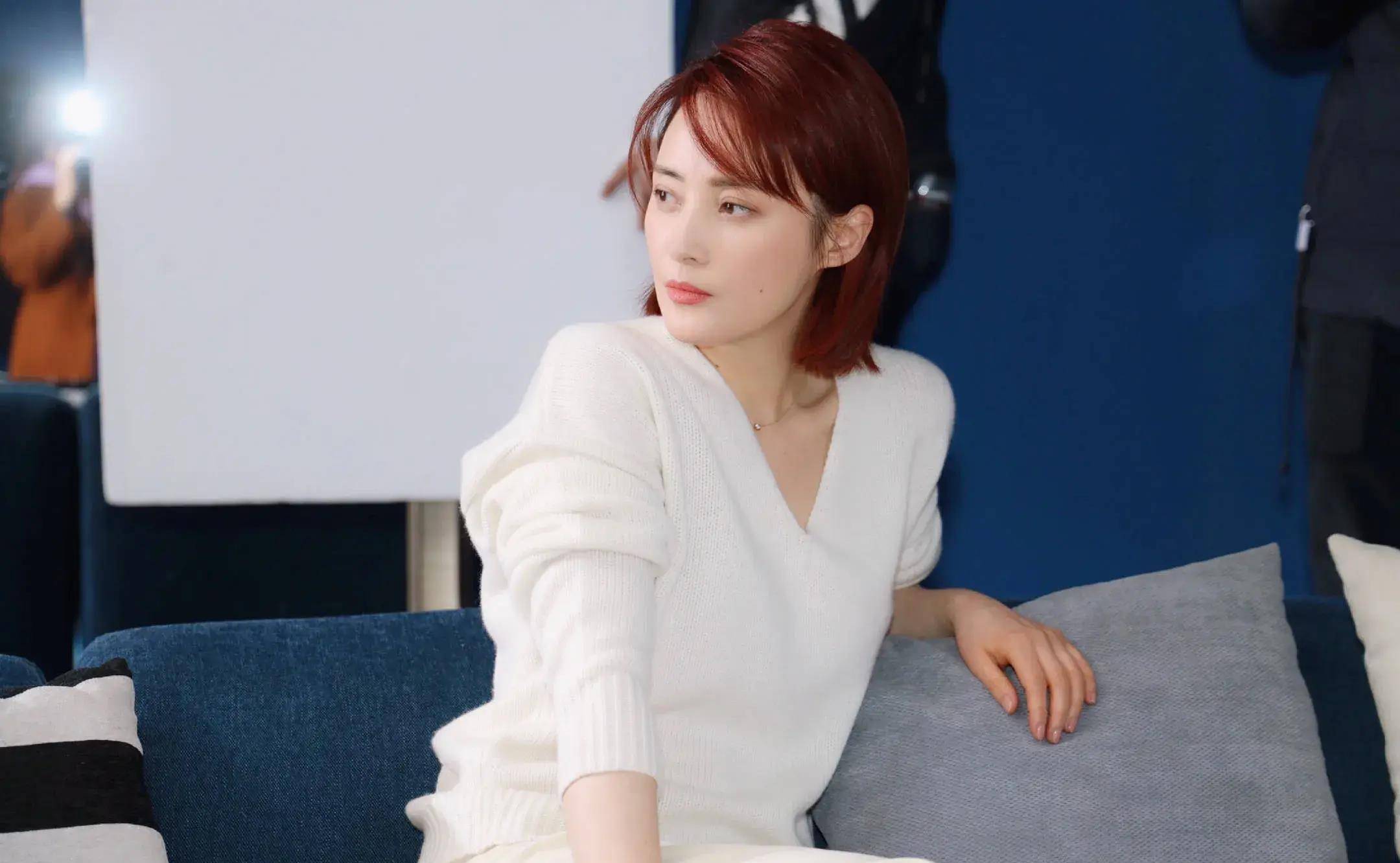 48岁的蒋勤勤凭借其惊人的容颜和年轻的活力成为了热议焦点