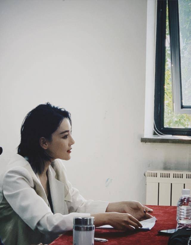 张馨予结婚后变正能量使者,短发工作帅气认真,军嫂气质就是不一样