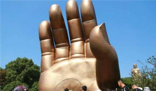 这佛手,最初建造于1994年,它的大小完全是按照天竺大佛的右手复制而来