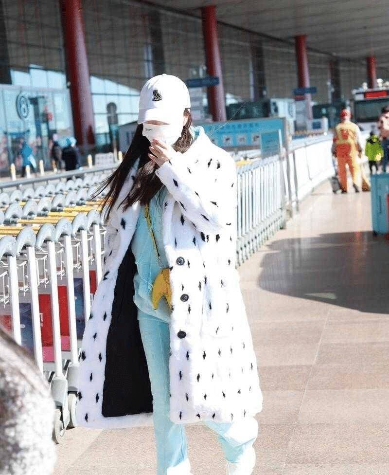 李小璐又"扮嫩"成功,穿一身粉色休闲装走机场,像18岁一样_方式_身材
