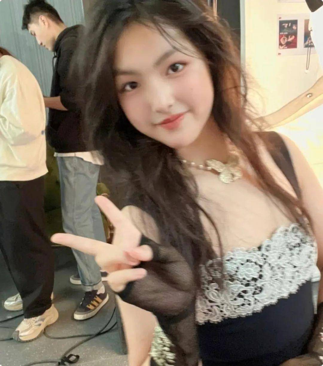 14岁王诗龄,初恋脸拍写真不输女明星,一双漫画腿太抢镜_形象气质_时尚