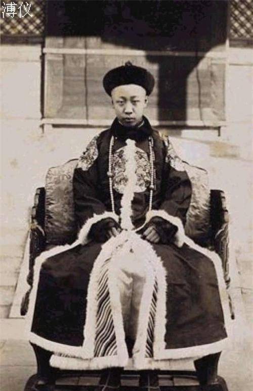 溥仪曾在崇祯自缢的歪脖子树前站立良久,说了句话,让
