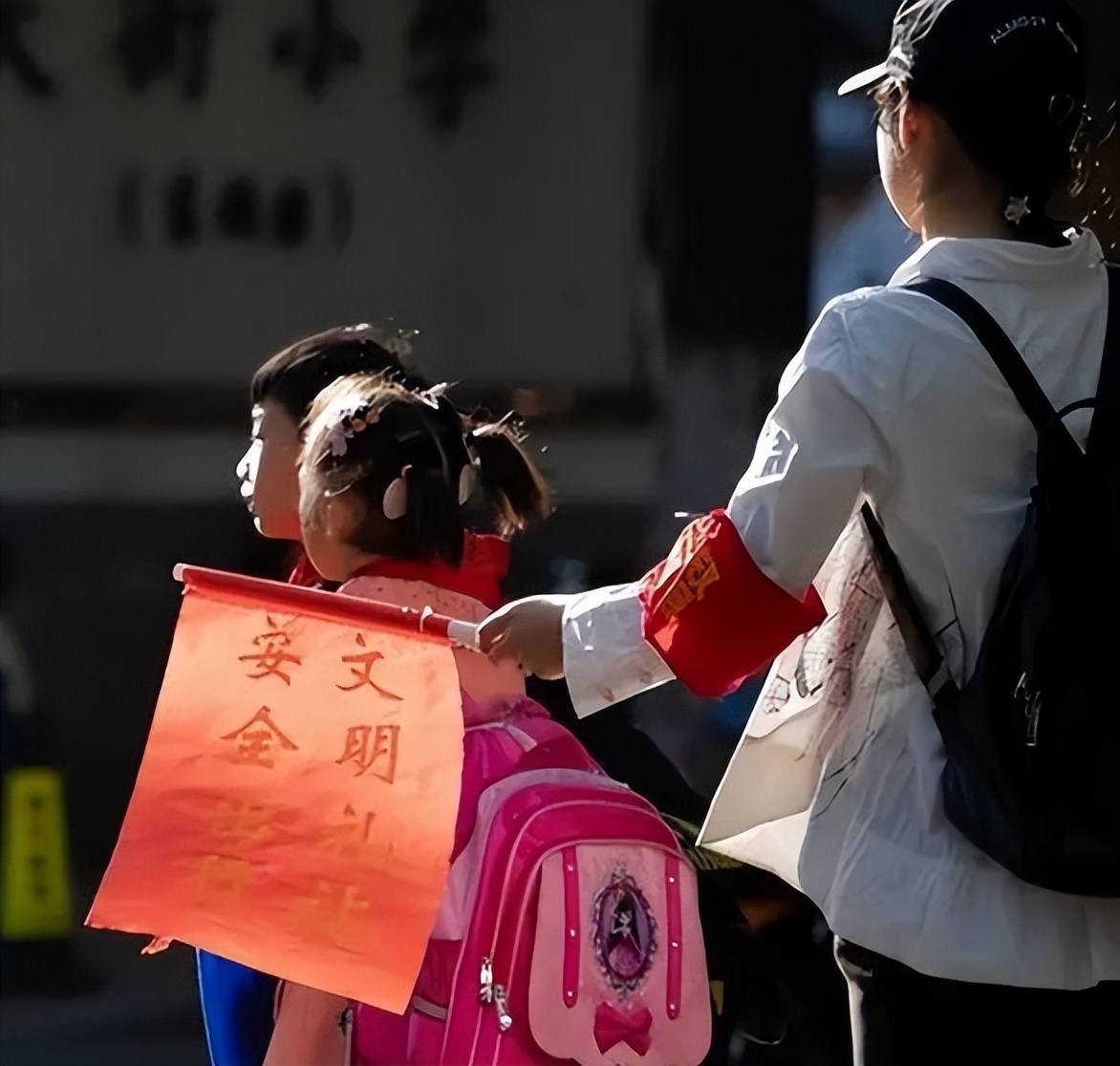 某小学护学岗引发争议,教育部回应,家长:像被按在地上摩擦_问题_工作