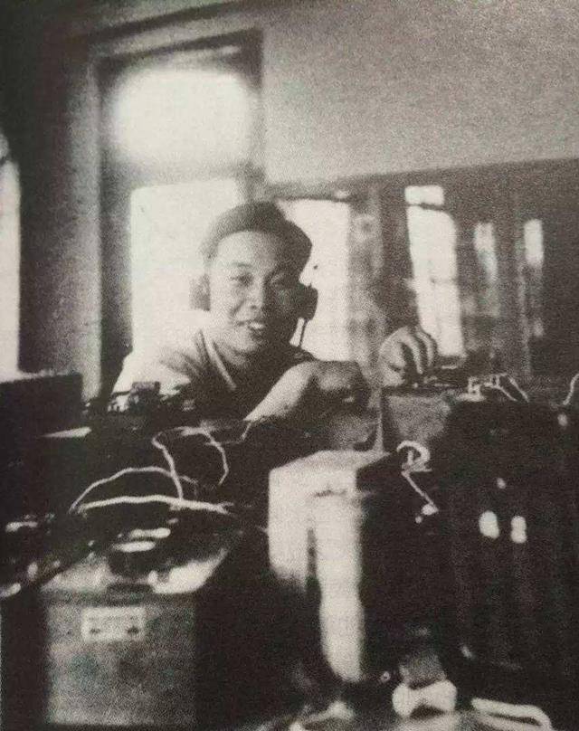 有一天,钱秉穹请假回家照顾生病的母亲,而他的好友们周丰一和李志中则