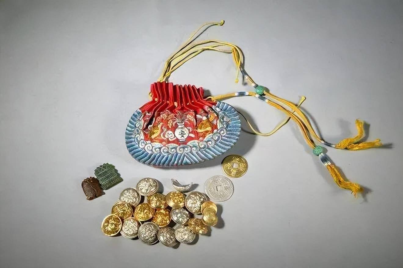 这个馈岁荷包里装着七成金质元宝1个,金八宝7个,银元宝1个,银八宝8个