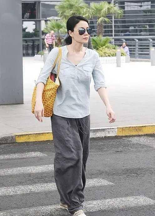 51岁王菲哪像"大婶辈",脸部紧致苹果肌饱满,穿白衬衫像小姑娘_方式