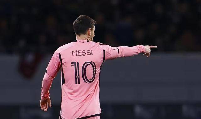 全场踢了大概33分钟,从场上奔跑的频率,梅西的情况并非如他陈述的难办