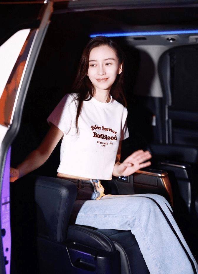 angelababy到底有多瘦,穿小码牛仔裤都撑不满,1尺6腰太抢镜_款式_身材