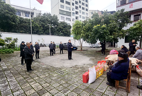 2月7日,重慶市豐都縣高家鎮商會副會長譚勇,張德權,任明友,副秘書長秦