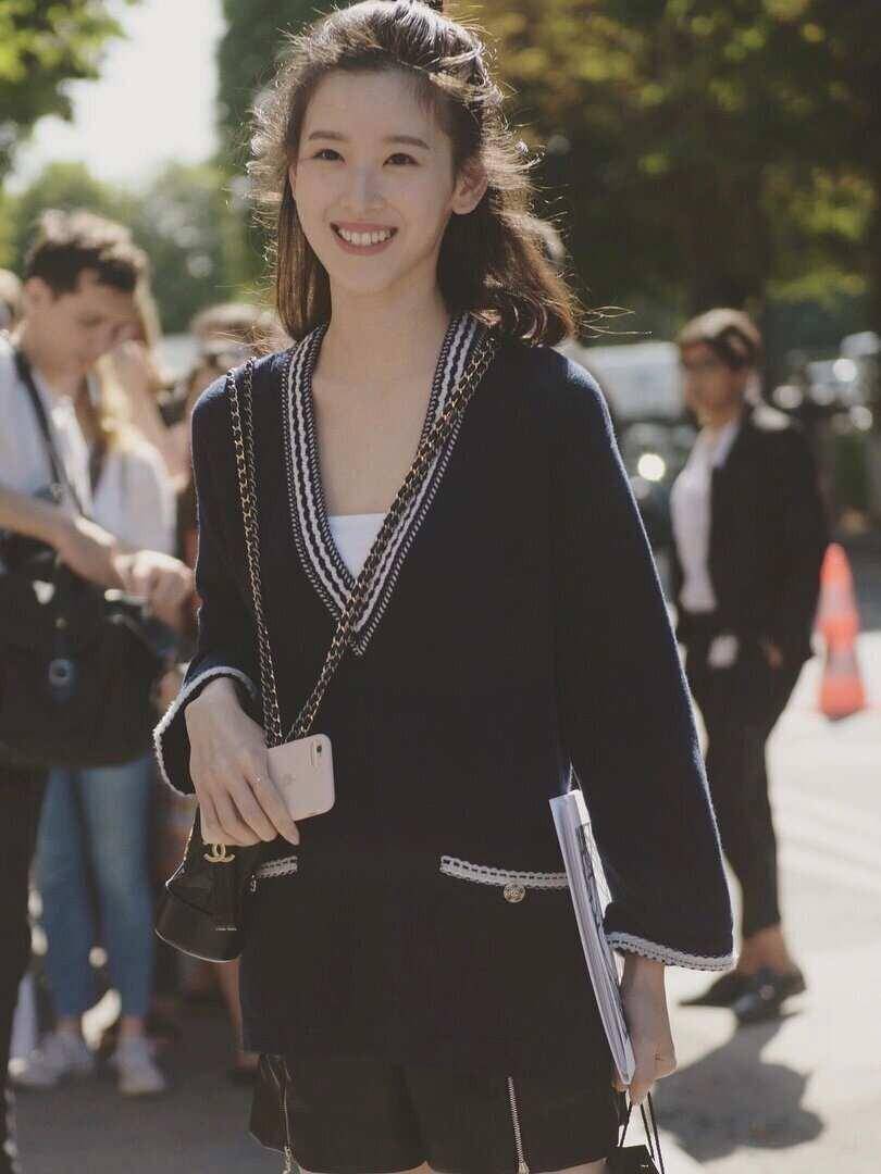 章泽天带火了一种穿法:宽松毛衣 短裤,高级又洋气_时尚_连衣裙_的设计