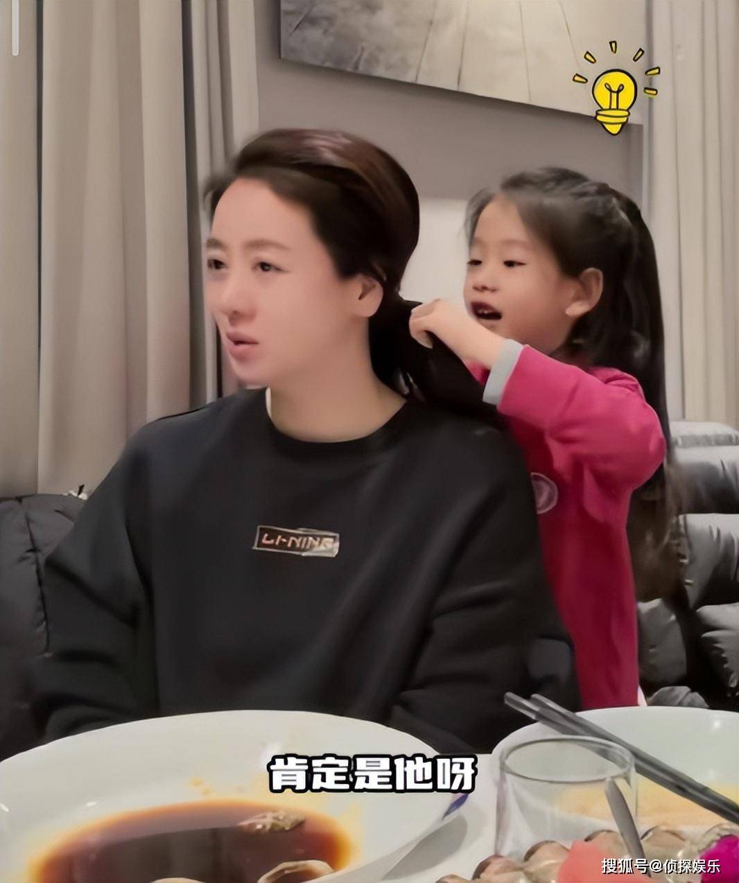 小李琳与女儿跳舞,6岁年糕舞姿动感俏皮,和爸爸经超似复制粘贴_模样