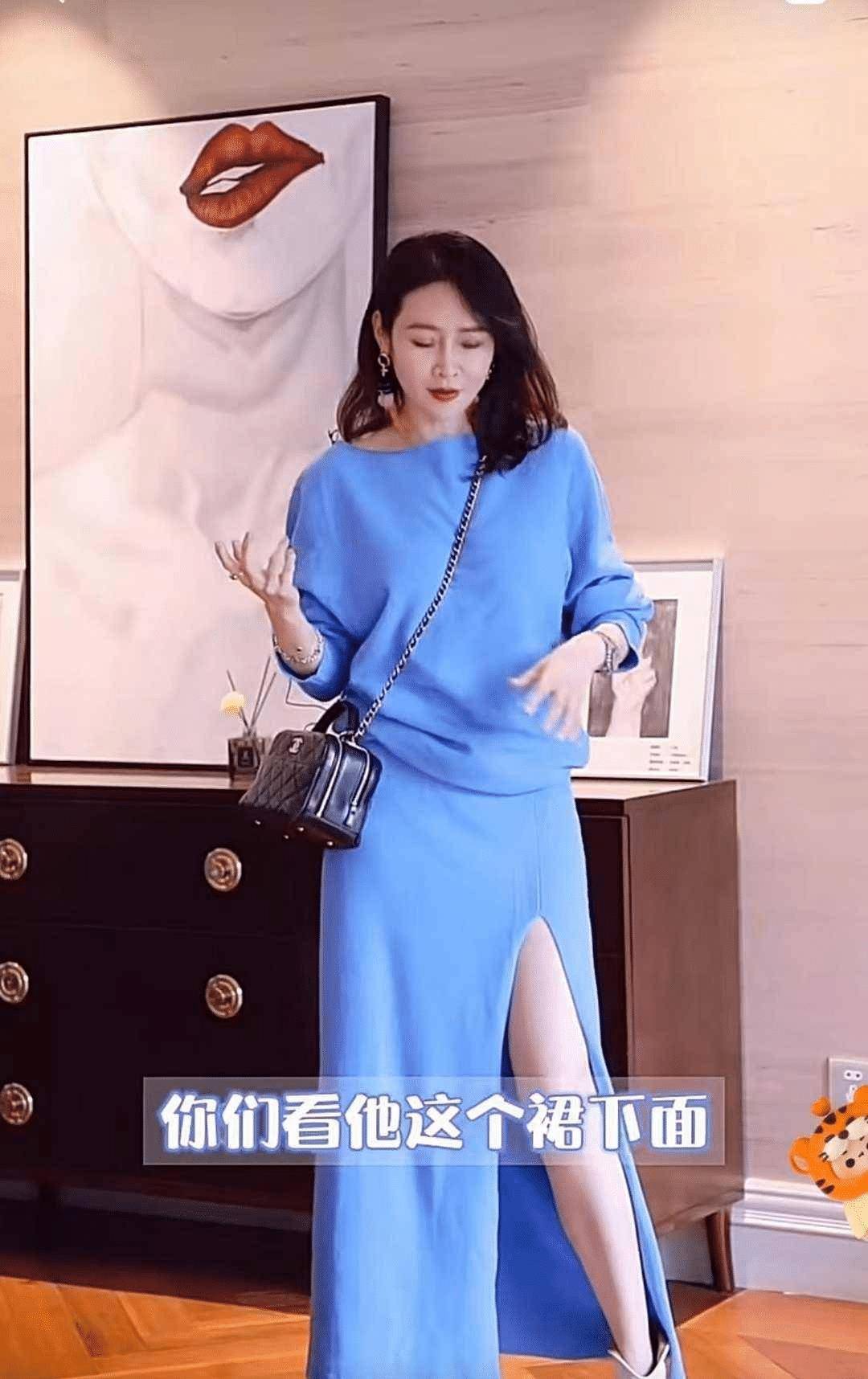 于明加原来这么会穿,卫衣配印花牛仔裤,扎丸子头洋气又减龄