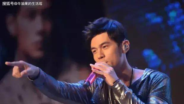 戴假发的周杰伦头发层明显,妻子还是少女一般_音乐