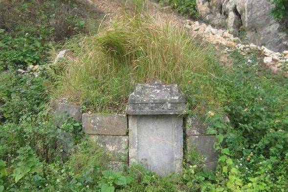 农村土葬风俗中,棺椁放入墓穴后,为何要在上面堆一个大土堆