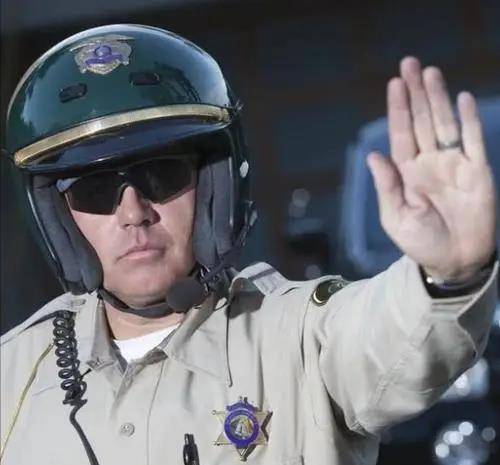 华裔女博士被9名美国警察乱枪射杀,警察:她持刀袭警费