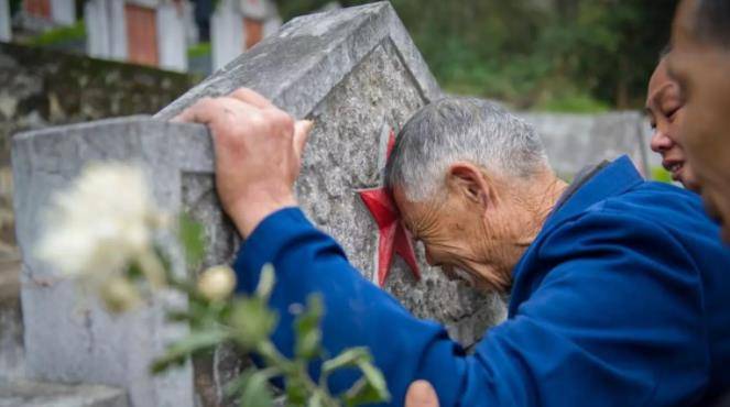 儿子为国捐躯却查无此人?父亲苦寻38年,86岁才去到儿子墓前扫墓