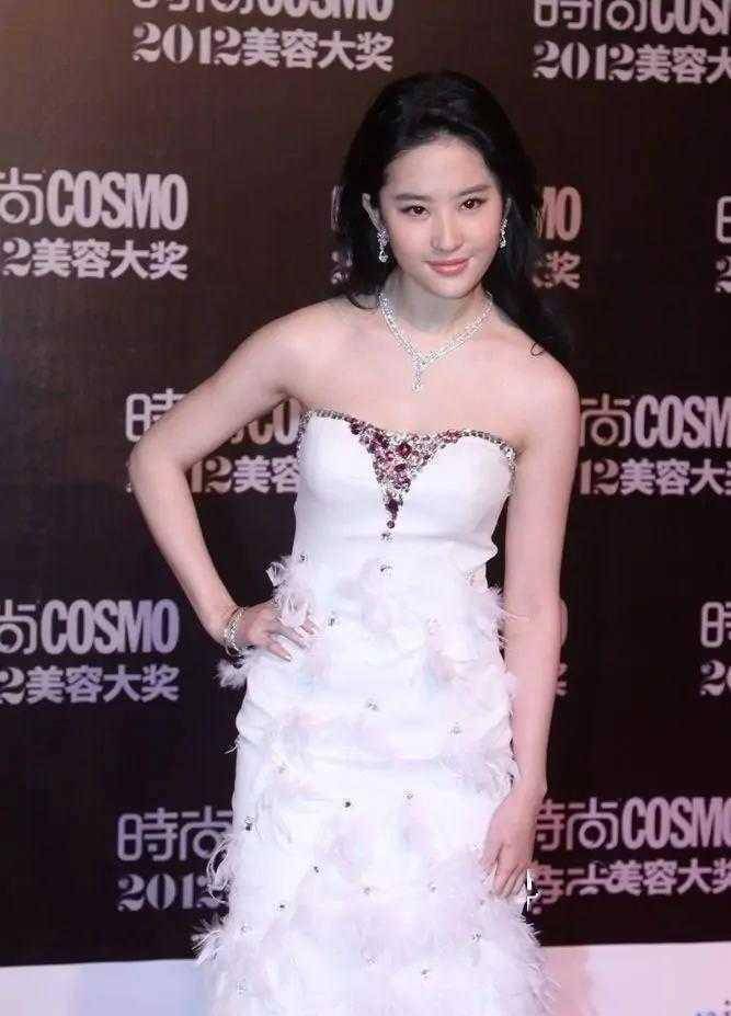 刘亦菲气质无敌了,白色抹胸连衣裙勒出s形曲线,满满的国际范_身材