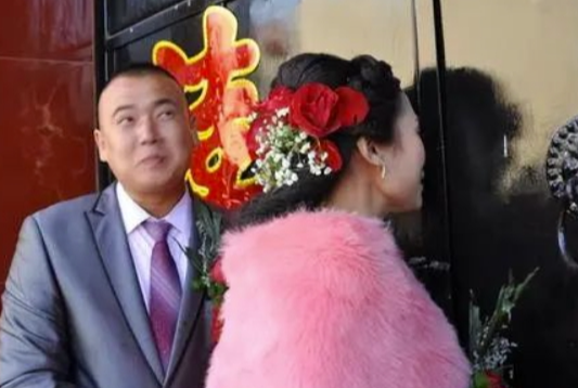 新女婿拜丈人送300元茅台平替_礼物_价值_老汉
