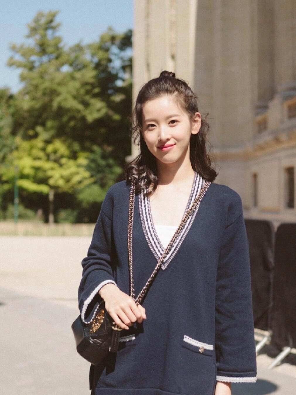 章泽天带火了一种穿法:宽松毛衣 短裤,高级又洋气_时尚_连衣裙_的设计