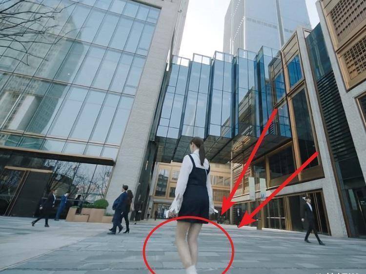 只听过怼脸拍没听过怼脚拍,吴谨言在新剧中的镜头,腿是认真的?