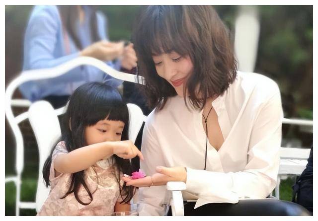 梅婷女儿华服出镜,风姿绰约,以气质夺人优雅,征服全场_音乐_父母_钢琴