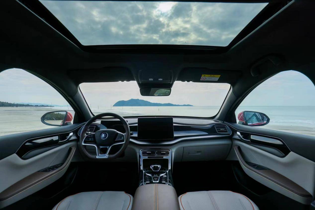 内饰方面,秦plus年轻动感内饰,尽显智能座舱科技之美,以悬浮式液晶