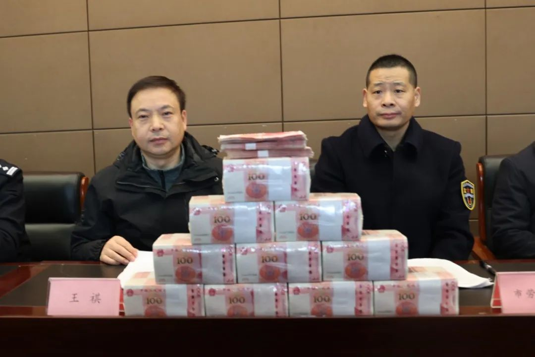 现场发工资!遂宁公安"追薪"326余万元!_劳动_张某_中心