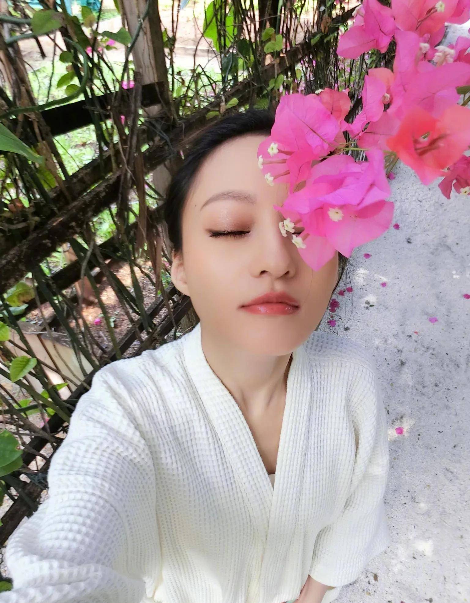 当歌手张韶涵在舞台上穿上丝袜时,朋友们说:歌也好听