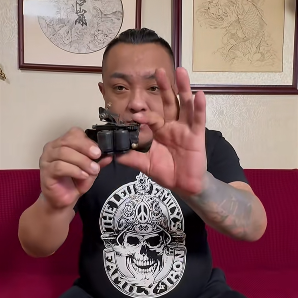 翻看李占山的视频账号不难发现,他所塑造的纹身非常精致,而且透着一股