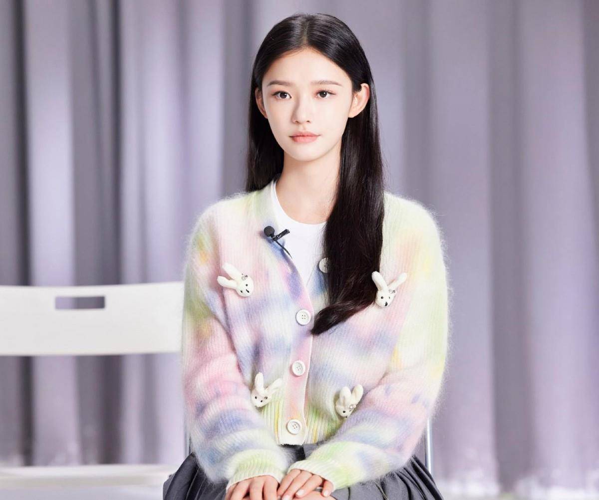 林允时尚感真好!粉色妆容凸显少女感,法式羊毛卷太俏皮