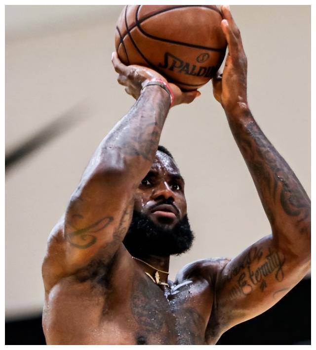 詹姆斯肌肉被誉为球员天花板,为何腹肌和胸肌稀少?_投篮_1_nba