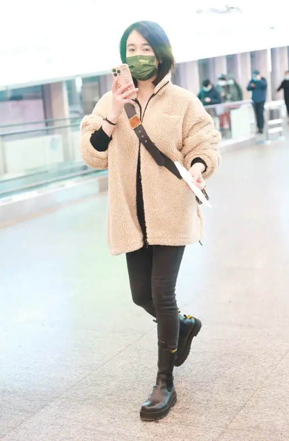 左小青带火了一种新穿法:羊羔毛外套 小黑裤 波波头,时髦又洋气