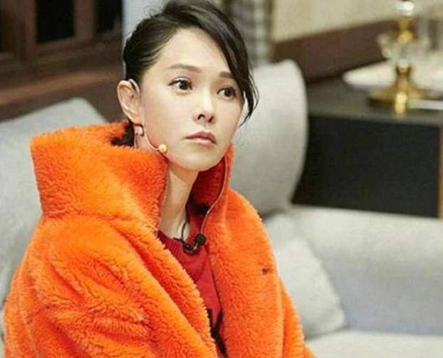 50岁钟丽缇和51岁伊能静同台,年龄相差一岁却完败,差距太大!