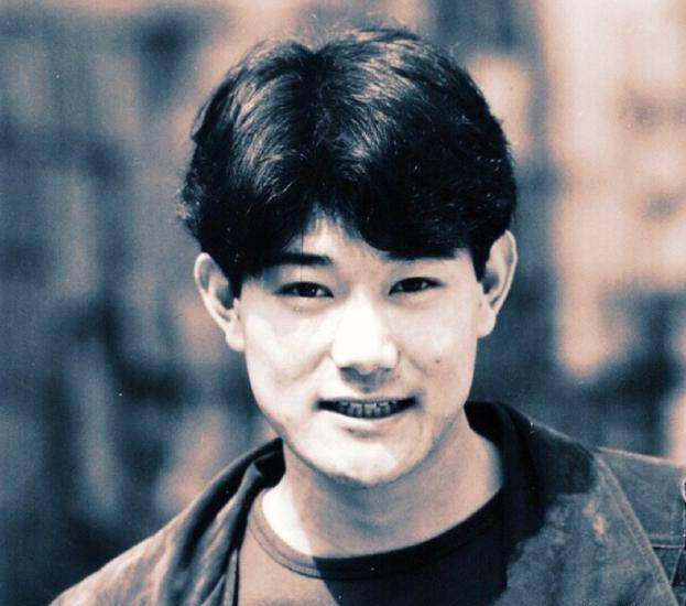 七三开的半长发发型,浓眉大眼高鼻梁,矢野浩二年轻时,长得很有国外