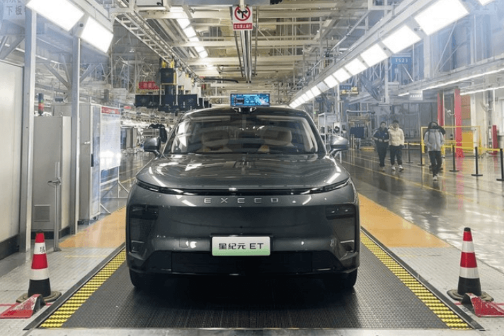 4955*1975*1698mm,轴距3000mm的星纪元et无论是与阿维塔11(4880x1970x