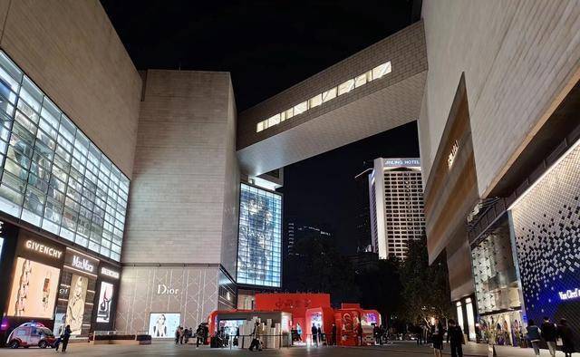 如果你想到南京的德基广场,不用担心交通问题.