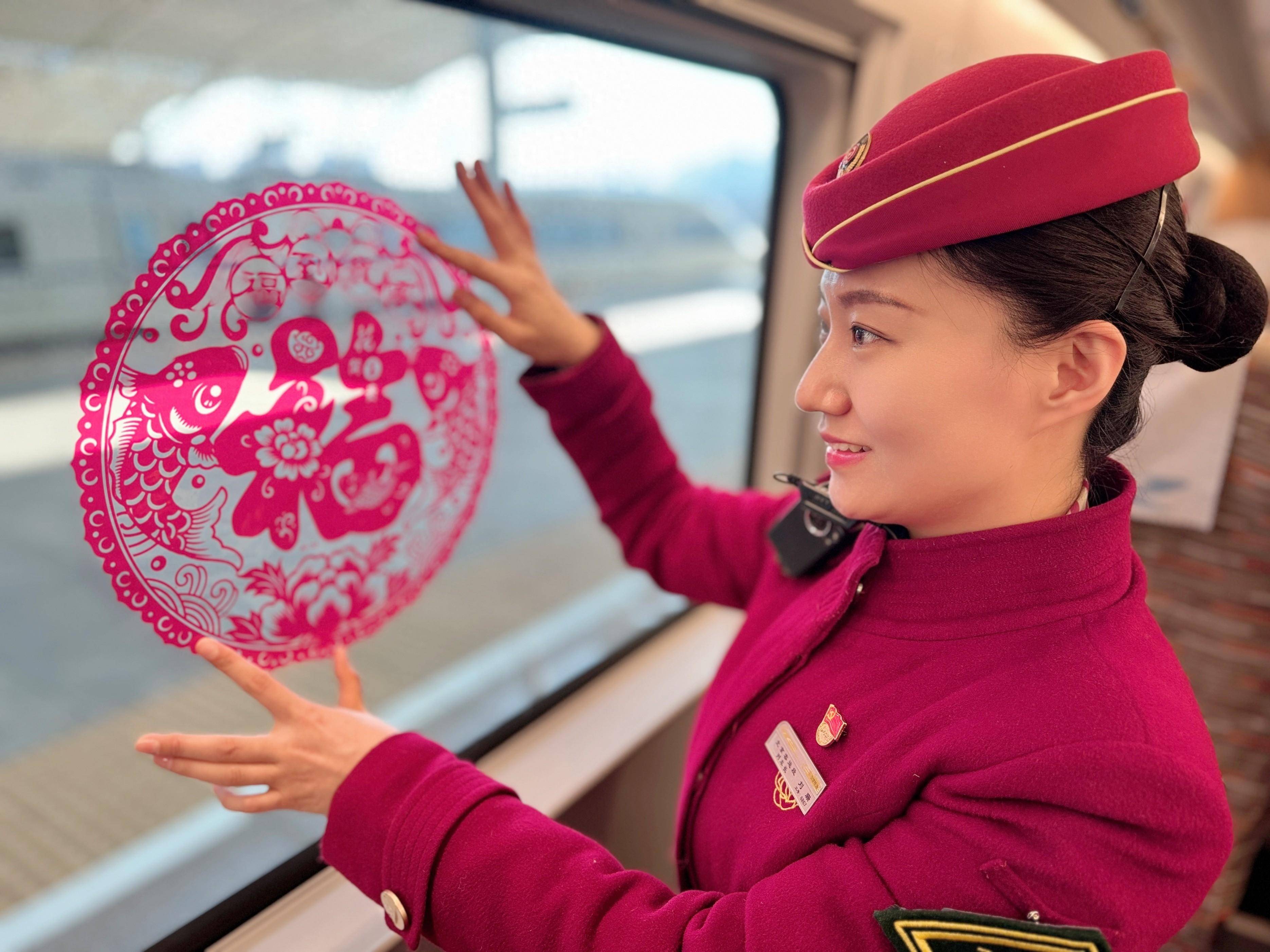 京哈高铁车队g913次乘务人员与乘客共庆新春