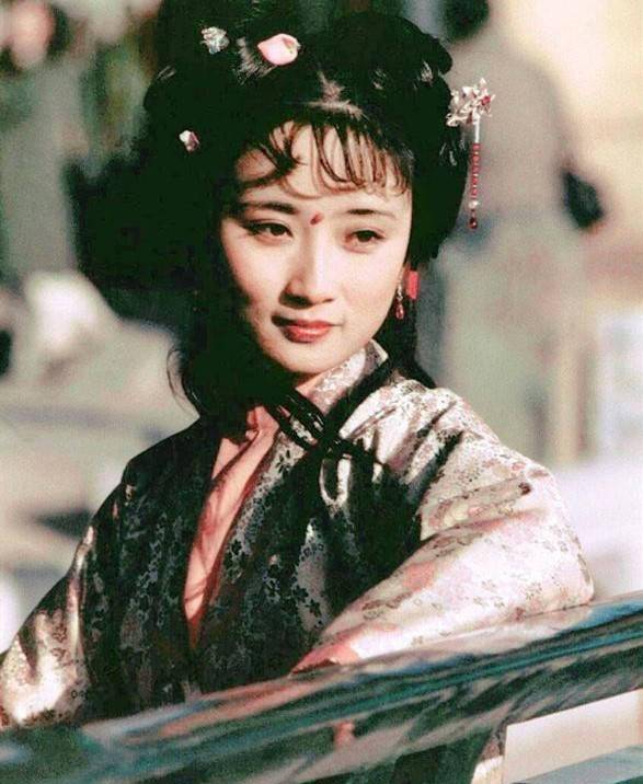 《红楼梦》:呆香菱情解石榴裙,香菱"呆"在哪里,对谁有