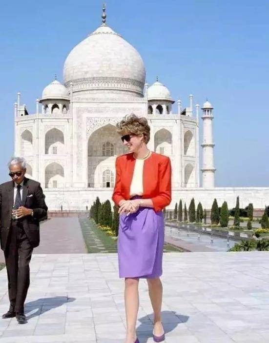 婚姻中的矛盾,从戴安娜在印度泰姬陵前的照片中显露.