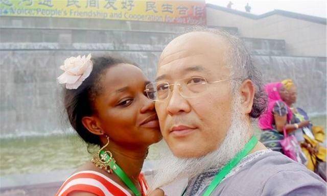 杨彦的朋友纷纷劝他这段感情不合适,无论从各个方面来说,爱达和杨彦的