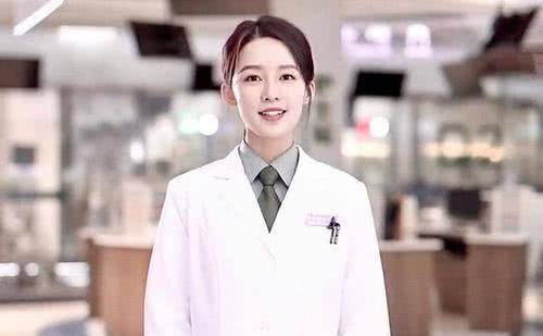 李沁在里面饰演一名军医,在军装外面再套一件白大褂的李沁看上去真是