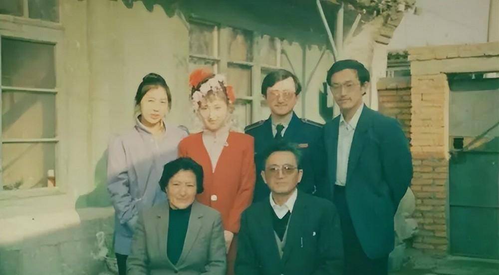 2020年,63岁的陈景河娶了模特娇妻钱冰:真爱突破年龄界限?