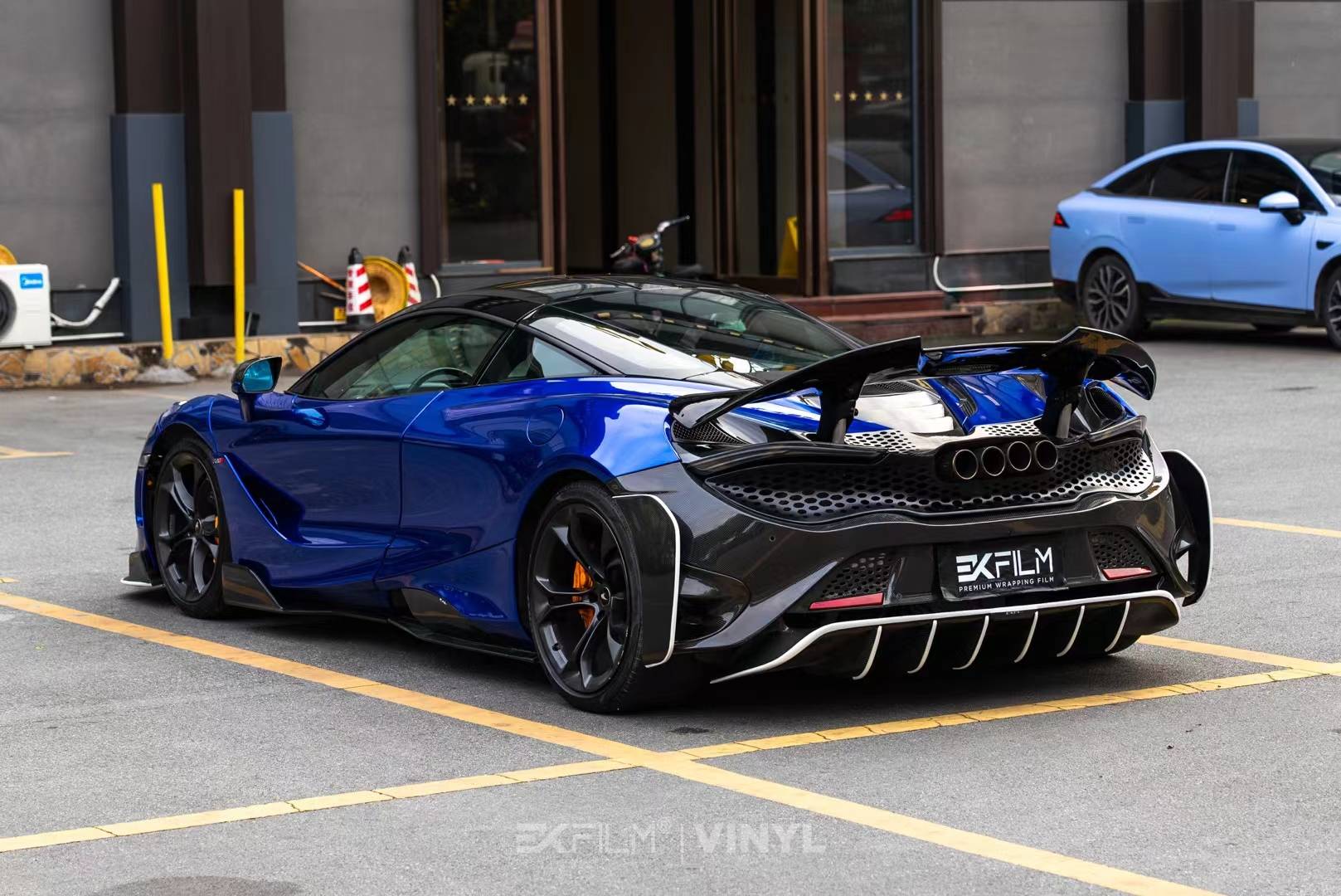 迈凯伦720s-ek改色膜液态金属湛蓝,流动的质感在随光逐影中显现_色彩