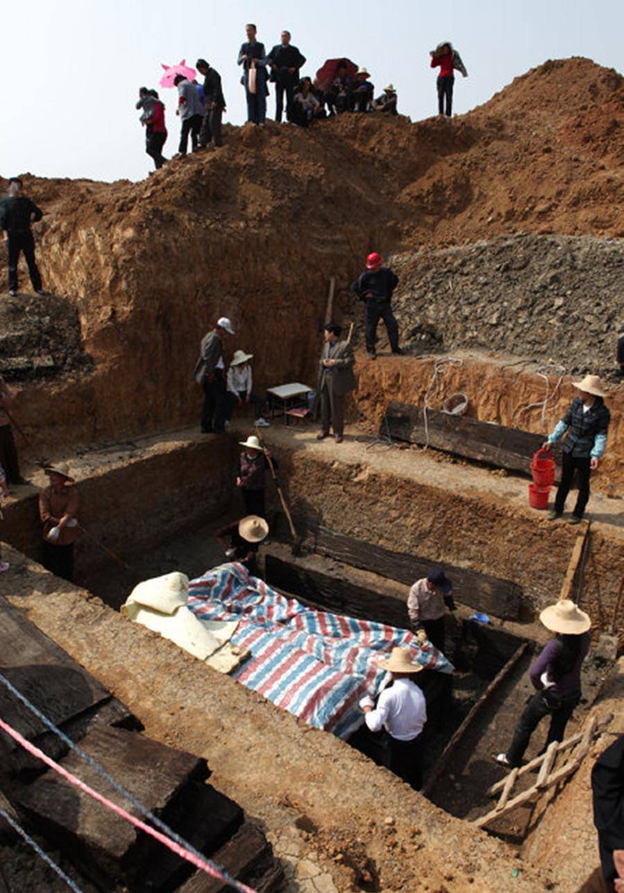 2011年,安徽工地发现战国古墓,墓主头颅不见,一陪葬品