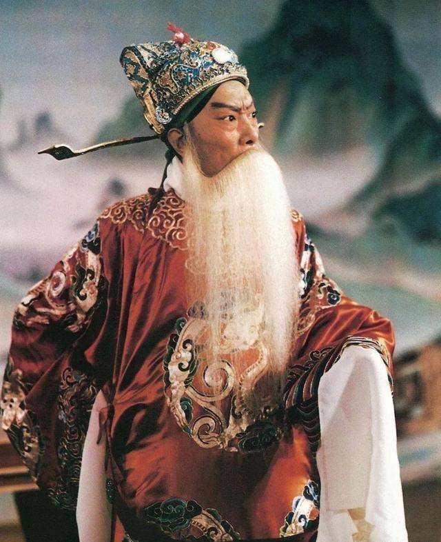 像言菊朋就十分看不上马连良,但是他的儿子言少朋却十分痴迷马连良