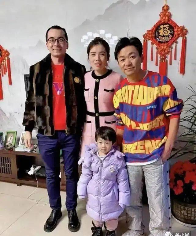 40岁王宝强回农村老家过年,穿2万羽绒服配棉拖鞋,没有明星架子_中年