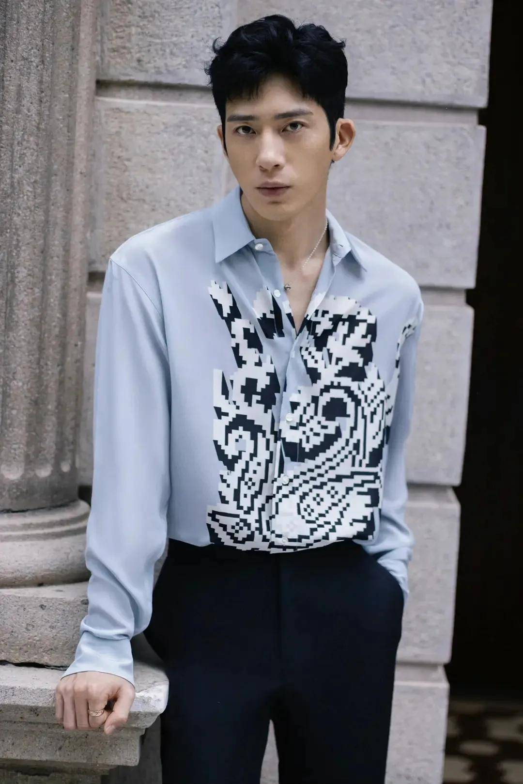 "弃子"井柏然:年幼被双亲抛弃,成名后来相认,他是如何对待?